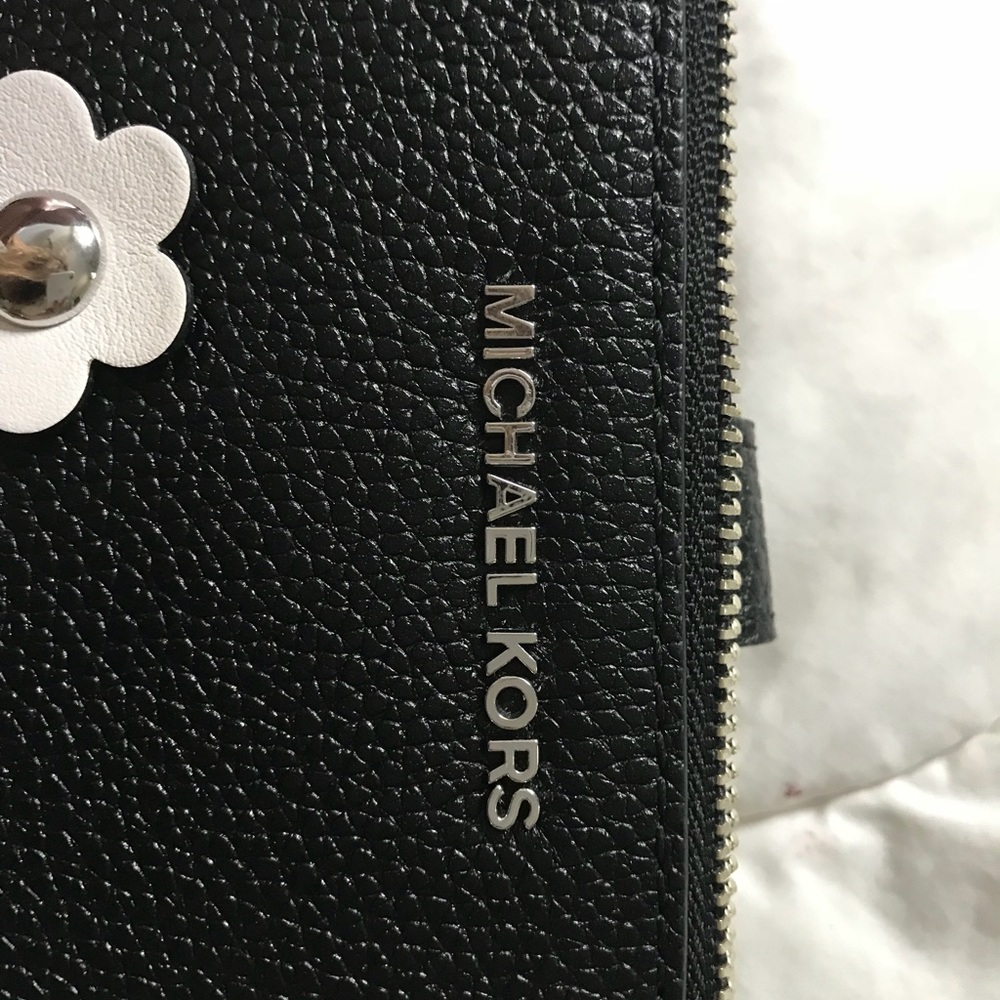 BRAND NEW AUTHENTIC MICHAEL KORS WALLET W WRISTLET - Picture 3 of 4